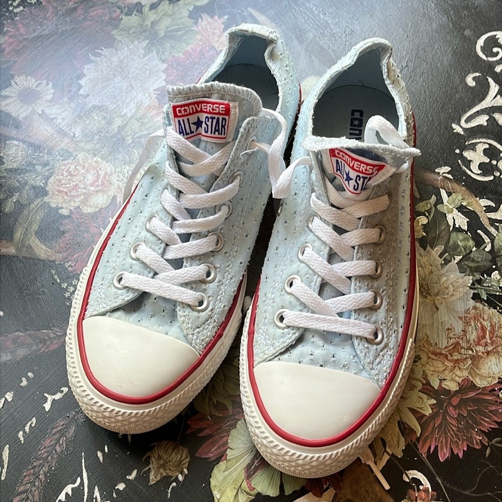Ladies Low Top Converse Size 8